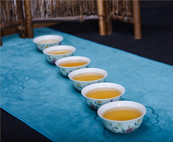 開(kāi)湯品鑒吉祥孔雀