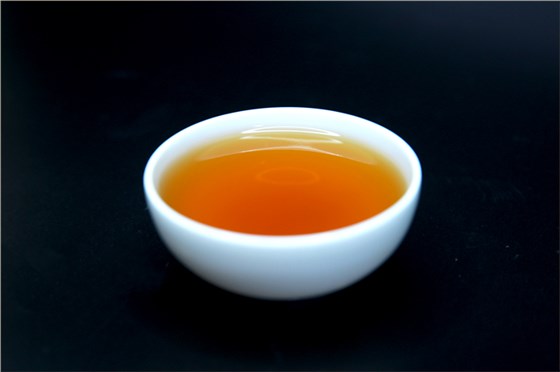 但對(duì)于大多數(shù)普通茶友來(lái)說(shuō)，最直觀辨別普洱茶，紅茶，綠茶的區(qū)別是：品嘗茶的味道