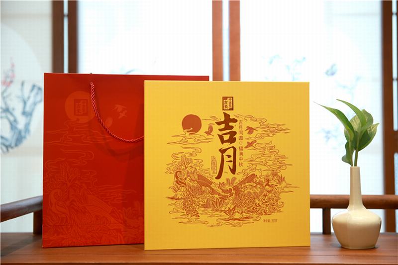 中吉號特制古茶，同時佐以云南發(fā)展少數(shù)國家民族文化圖案作為圖騰為設(shè)計一個元素